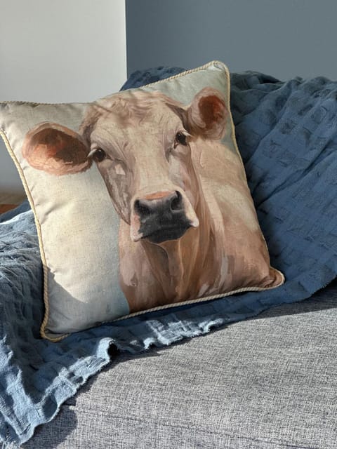 Badger's View Farmstay BLUE TONGUE Cabin Cabin in Sheffield