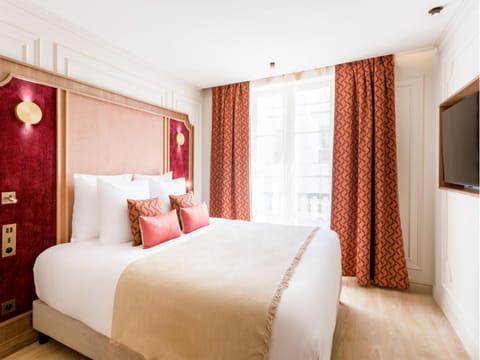 Bed, TV and multimedia, Photo of the whole room, Bedroom