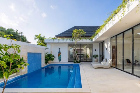Property building, Day, Pool view, Swimming pool, Swimming pool