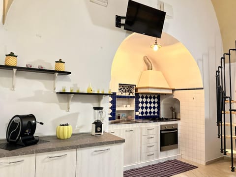 Coffee/tea facilities, Kitchen or kitchenette, oven, stove