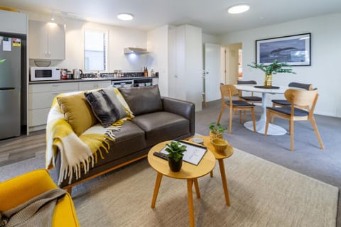 TV and multimedia, Coffee/tea facilities, Kitchen or kitchenette, Living room, Decorative detail, Seating area, Dining area, dishwasher, oven, stove, toaster