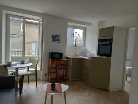 Kitchen or kitchenette, Dining area, oven, stove