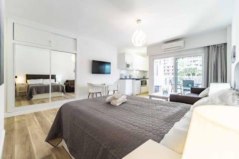 Bed, TV and multimedia, Living room, Photo of the whole room, Seating area, Bedroom, air conditioner