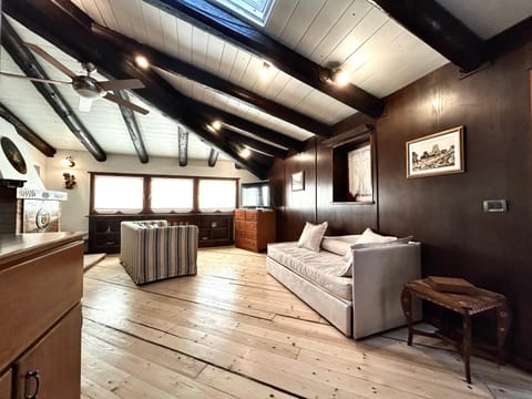 Bed, TV and multimedia, Living room, Seating area, Sunset, internet