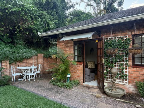 Property building, Day, Garden, Dining area, Garden view