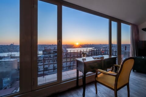 View (from property/room), View (from property/room), City view, Lake view, Sea view, Sunset