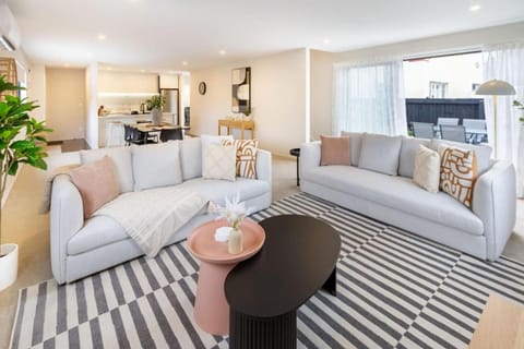 TV and multimedia, Kitchen or kitchenette, Living room, Seating area, Dining area
