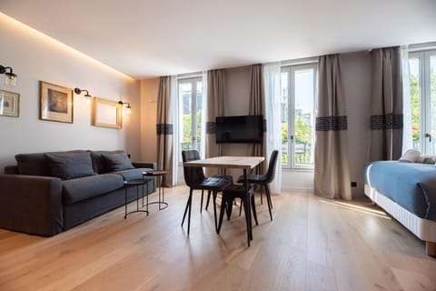 Bed, TV and multimedia, Living room, Seating area