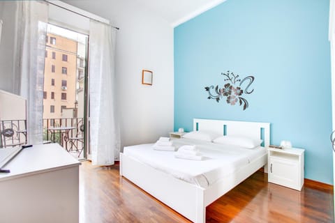 Bed, TV and multimedia, Balcony/Terrace, Bedroom, wardrobe