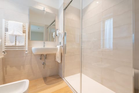 Shower, Toilet, Bathroom, towels