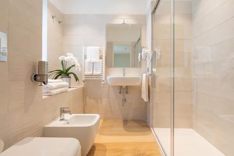 Shower, Toilet, Bathroom, bidet, towels