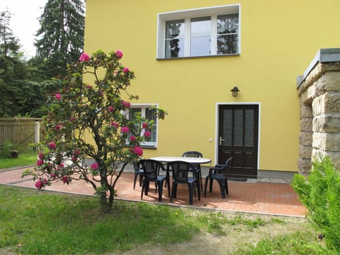 Property building, Garden, Dining area