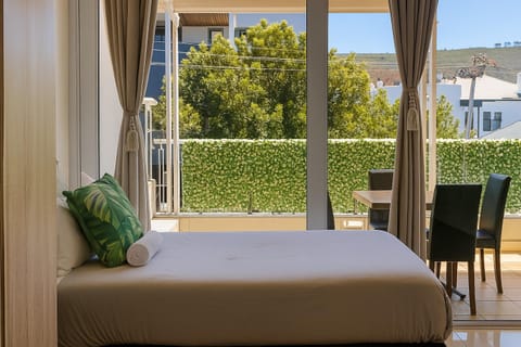 Communal lounge/ TV room, Balcony/Terrace, Communal kitchen, City view, City view, Mountain view