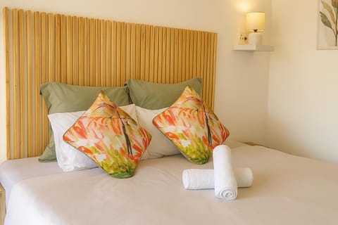 Communal lounge/ TV room, Bed, Bedroom, Communal kitchen, Mountain view, Breakfast, towels, wardrobe