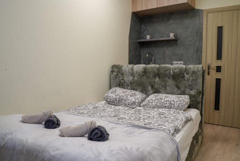 Bed, Kitchen or kitchenette, Photo of the whole room, Bedroom, towels