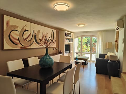 Living room, Seating area, Dining area