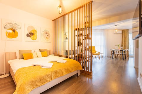 Bed, Living room, Photo of the whole room, Seating area, Bedroom, towels, wardrobe