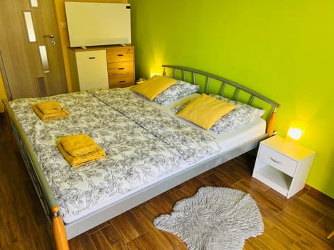 Bedroom, towels