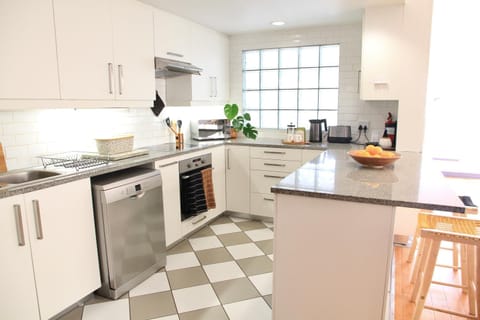 Coffee/tea facilities, Kitchen or kitchenette, Dining area, dishwasher, oven, stove, toaster