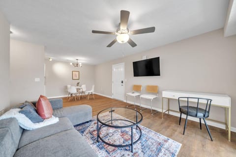 Stonecrest 620, 2Bd Apt I Free Parking I Pool Apartment in New Albany