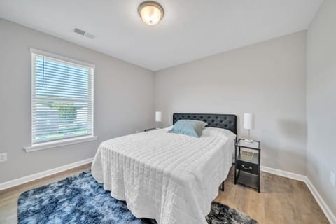 Stonecrest 712, 2Bd Apt I Free Parking I Pool Apartment in New Albany