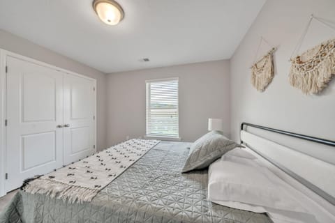 Stonecrest 712, 2Bd Apt I Free Parking I Pool Apartment in New Albany