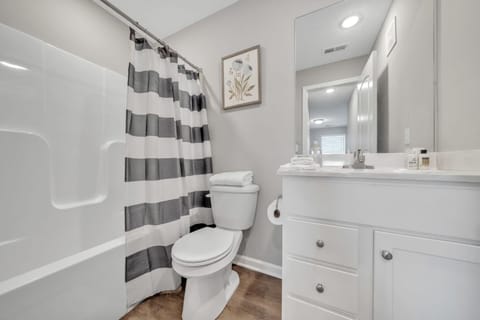 Stonecrest 712, 2Bd Apt I Free Parking I Pool Apartment in New Albany