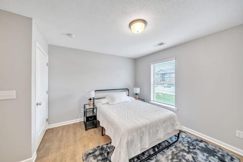 Stonecrest 713, 2Bd Apt I Free Parking I Pool Apartment in New Albany