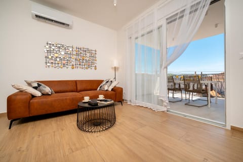 Day, Natural landscape, Balcony/Terrace, Living room, Seating area, air conditioner