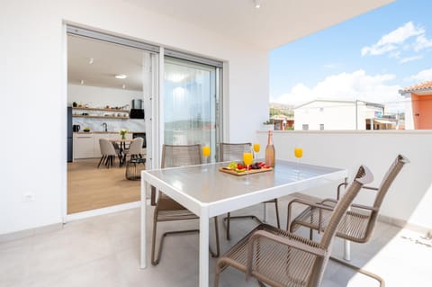 Day, View (from property/room), Balcony/Terrace, Balcony/Terrace, Kitchen or kitchenette, Dining area