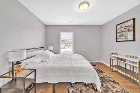 Stonecrest 722, Modern 2Bd Apt I Parking I Gym Apartment in New Albany