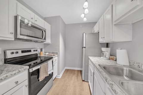 Stonecrest 722, Modern 2Bd Apt I Parking I Gym Apartment in New Albany