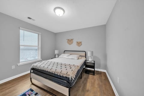 Stonecrest 910, 2Bd Apt I Free Parking I Pool Apartment in New Albany