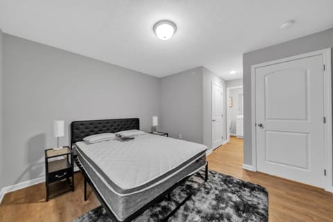 Stonecrest 910, 2Bd Apt I Free Parking I Pool Apartment in New Albany