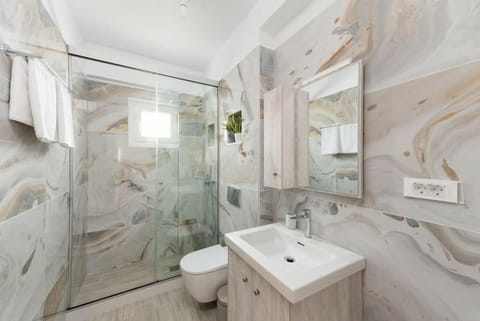 Shower, Toilet, Bathroom, towels