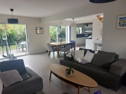 Communal lounge/ TV room, TV and multimedia, Living room, Seating area, Dining area, Evening entertainment