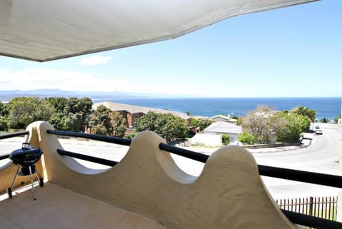 Central Apartment with Great Views, Secure Parking Apartment in Plettenberg Bay
