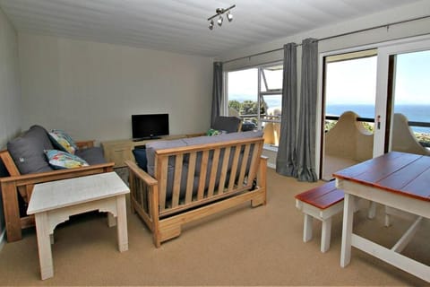 Central Apartment with Great Views, Secure Parking Apartment in Plettenberg Bay