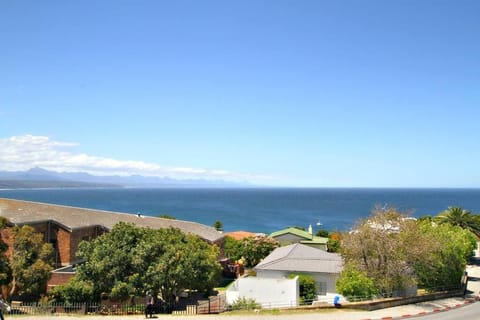 Central Apartment with Great Views, Secure Parking Apartment in Plettenberg Bay