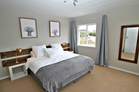 Central Apartment with Great Views, Secure Parking Apartment in Plettenberg Bay