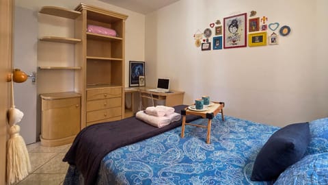 Coffee/tea facilities, Decorative detail, Bedroom, Meeting/conference room
