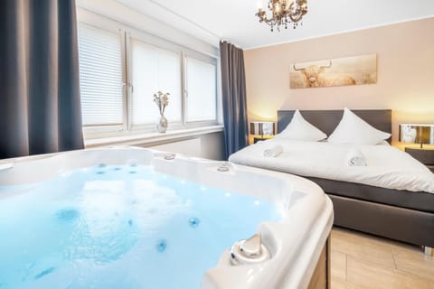 Hot Tub, Bedroom, Swimming pool