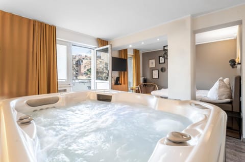 Hot Tub, Swimming pool