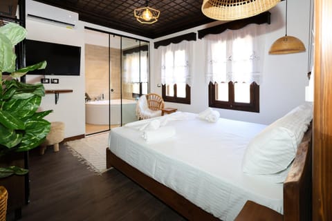 Communal lounge/ TV room, Bed, TV and multimedia, Photo of the whole room, Evening entertainment, Bedroom