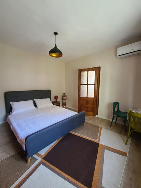 Bed, Photo of the whole room, Bedroom, air conditioner