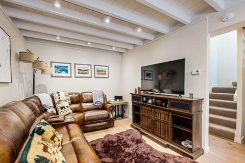 Modern Mountain Getaway Apartment in Palisades Tahoe (Olympic Valley)