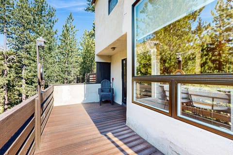 Modern Mountain Getaway Apartment in Palisades Tahoe (Olympic Valley)