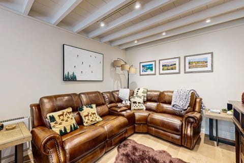 Modern Mountain Getaway Apartment in Palisades Tahoe (Olympic Valley)