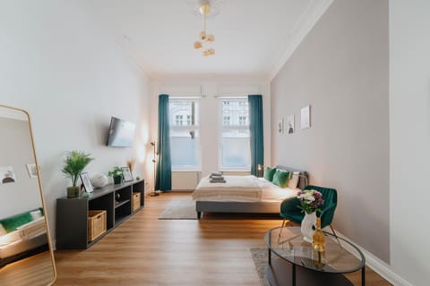 Bed, TV and multimedia, Living room, Photo of the whole room, Seating area, Bedroom