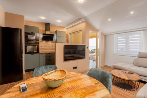TV and multimedia, Kitchen or kitchenette, Seating area